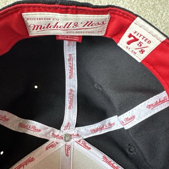 Mitchell & Ness Vintage Chicago Blackhawks NHL Fitted Hat 7 5/8 Black Red White - Picture 6 of 7